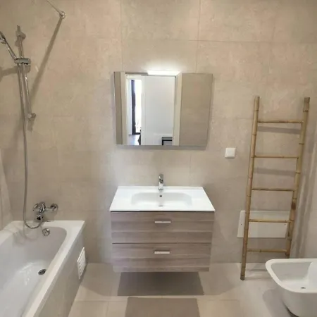 דירה Exclusive 2 Bedroom Near The For 6 Guests