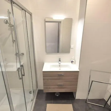 Exclusive 2 Bedroom Near The For 6 Guests דירה *